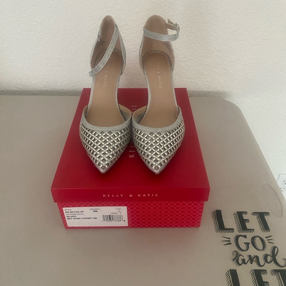 Silver Heels - Picture 2 of 3